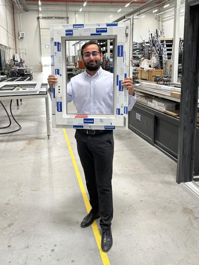 Man houdt portret vast