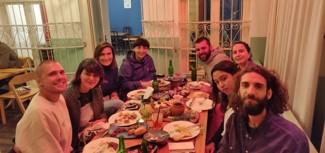 Yannick met 7 andere vrijwilligers tijdens het avondeten poserend voor de foto