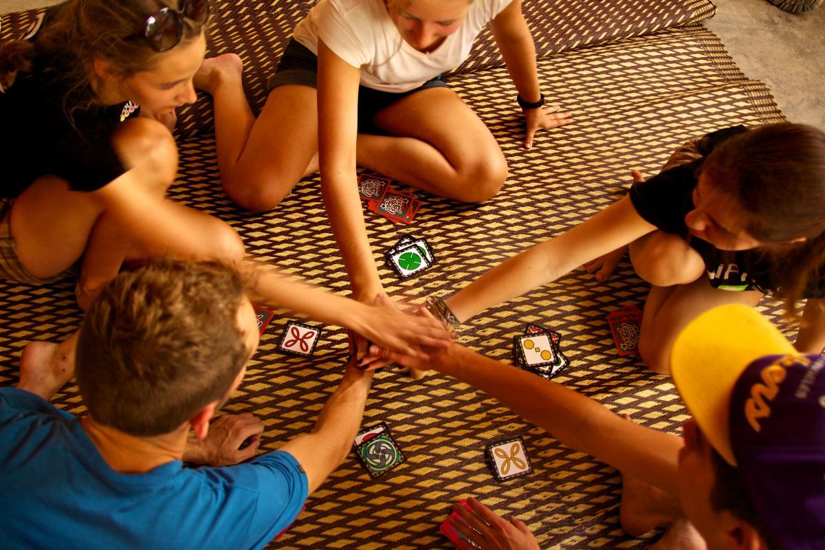 Groep mensen die spelletje spelen